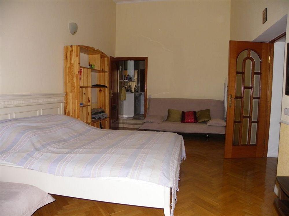 Pecherskie Lipki Hotel Киев Екстериор снимка