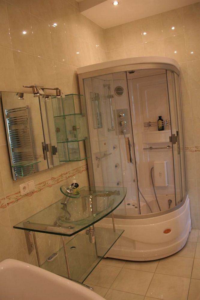 Pecherskie Lipki Hotel Киев Екстериор снимка